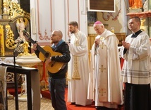 Na liturgię słowa złożyły się cztery czytania z komentarzem i śpiewy.