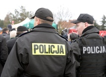 W razie jakiejkolwiek wątpliwości najlepiej kontaktować się z Policją (tel. 112) lub ze swoim dzielnicowym.