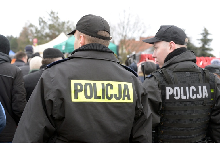 W razie jakiejkolwiek wątpliwości najlepiej kontaktować się z Policją (tel. 112) lub ze swoim dzielnicowym.