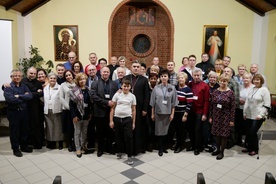 Rodziców księży i kleryków przeżywających rekolekcje odwiedził bp Zbigniew Zieliński.