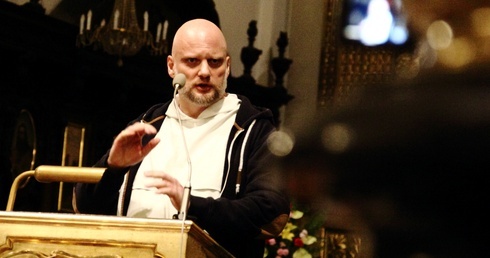 "Leniwe brzuchy" są w Kościele. Co z tym zrobić? Zobacz nagranie o. Szustaka