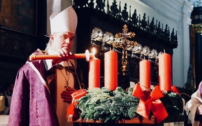 Bp Zbigniew Zieliński zapalił pierwszą świecę na adwentowym wieńcu w archikatedrze oliwskiej.
