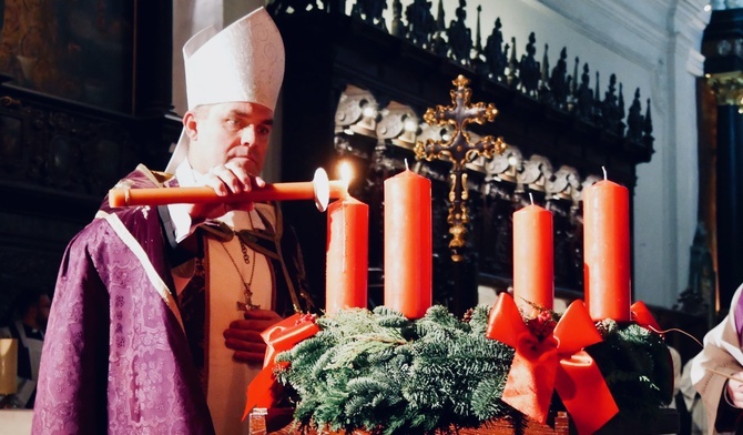 Bp Zbigniew Zieliński zapalił pierwszą świecę na adwentowym wieńcu w archikatedrze oliwskiej.