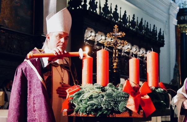 Bp Zbigniew Zieliński zapalił pierwszą świecę na adwentowym wieńcu w archikatedrze oliwskiej.