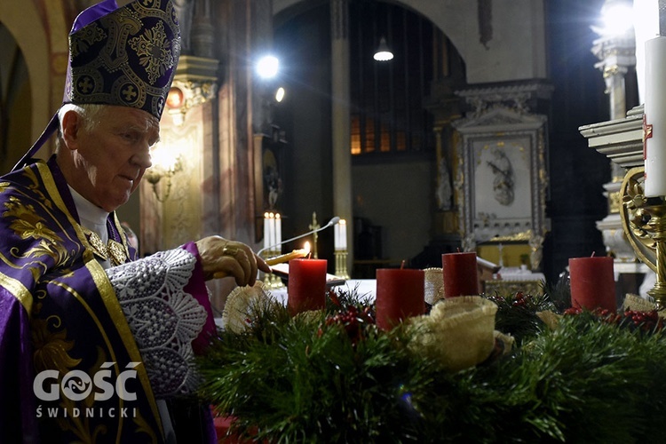 Biskup poświęcił wieniec i zapalił pierwszą świecę.