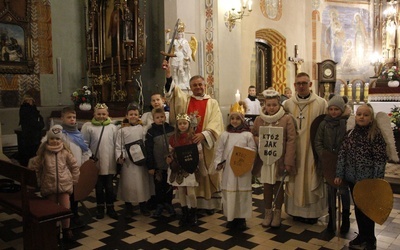 Dzieci przez czas nawiedzenia przychodzą przebrane za św. Michała Archanioła, do czego zachęcał prooszcz ks. Dariusz Gasiński.