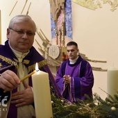 Rektor świdnickiego WSD zapala święcę.