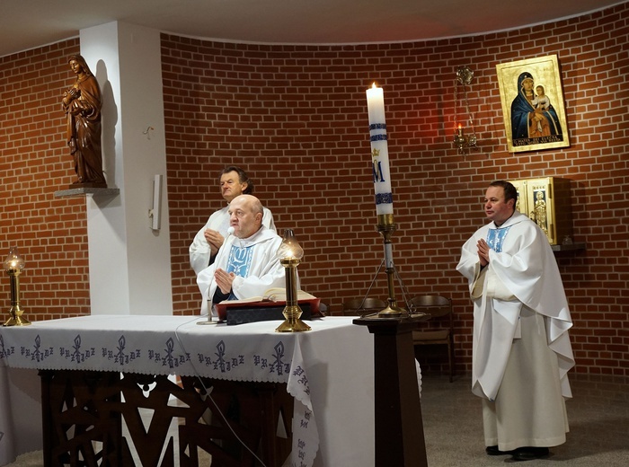 Roraty w dolnym kościele Matki Bożej Kochawińskiej w Gliwicach