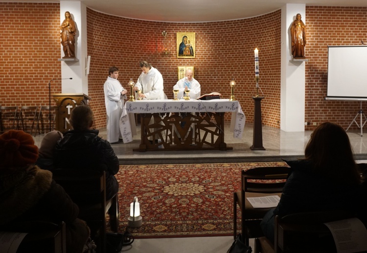 Roraty w dolnym kościele Matki Bożej Kochawińskiej w Gliwicach