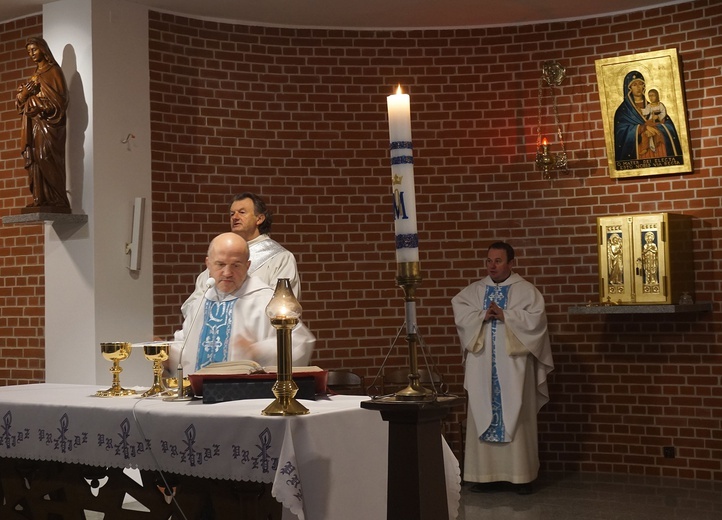 Roraty w dolnym kościele Matki Bożej Kochawińskiej w Gliwicach