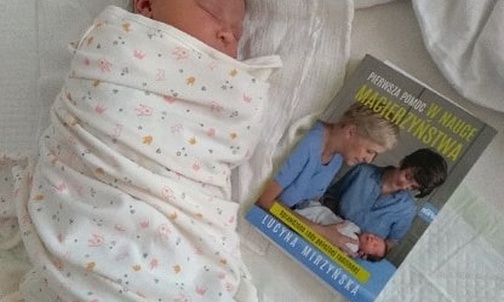 Z książką na porodówce