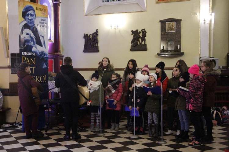 O oprawę muzyczną porannych Eucharystii dba schola parafialna.