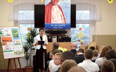 Prowadząca podkreślała dojrzałość uczestników konkursu w interpretacji słów papieża.