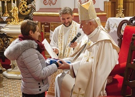 Otrzymujący Biblię słyszeli zachętę do przyjęcia jej z wiarą.