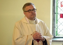 Duszpasterz w czasie pożegnalnej Mszy św.