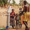 ▲	Sercanie wykopali do tej pory 99 studni w Czadzie. Czy setną będzie ta „elbląska”?