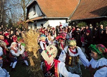 W rocznicę ślubu Lucjana Rydla i Jadwigi Mikołajczykówny przed posiadłością odbywa się tradycyjny obrzęd.