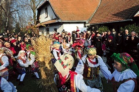 W rocznicę ślubu Lucjana Rydla i Jadwigi Mikołajczykówny przed posiadłością odbywa się tradycyjny obrzęd.