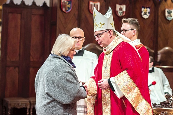 ▼	Biskup Ostrowski wręczył odznaczenia zasłużonym dla archidiecezji.