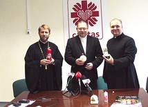 ▲	Do zakupu wigilijnych świec zachęcają (od lewej): ks. Paweł Sidoruk, ks. Wojciech Rudkowski i ks. Robert Kowalski.