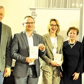 Grono autorskie: Andrzej Sznejwejs (ilustracje), dr Jarosław Bogacki (recenzent), Małgorzata Blach-Margos, autorka opracowania, mgr farm. Maria Pająk, konsultant merytoryczny, i Andrzej Prygiel, prezes opolskiej izby aptekarskiej.