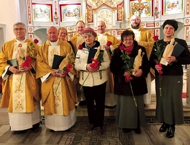 Laureaci nagrody otrzymali poświęcone figurki świętego.