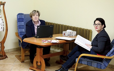 W bielskim biurze o pracy ośrodka rozmawiają Renata Golonka (z prawej) i Krystyna Gotowska-Basińska.