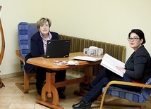 W bielskim biurze o pracy ośrodka rozmawiają Renata Golonka (z prawej) i Krystyna Gotowska-Basińska.