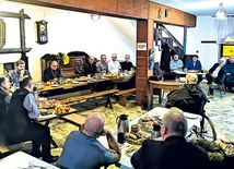 ▼	Spotkanie odbyło się w sali kominkowej w Duszpasterstwie Akademickim „Wawrzyny”. Wziął w nim również udział ks. Stanisław „Orzech” Orzechowski.