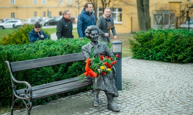 Koszęcin. Ławeczka Elwiry Kamińskiej