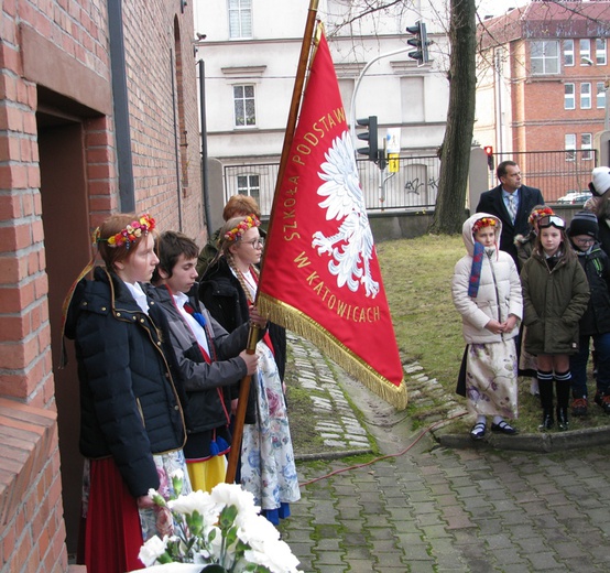 Tablica na szkole Jerzego Kukuczki