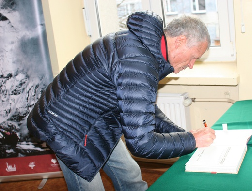Tablica na szkole Jerzego Kukuczki