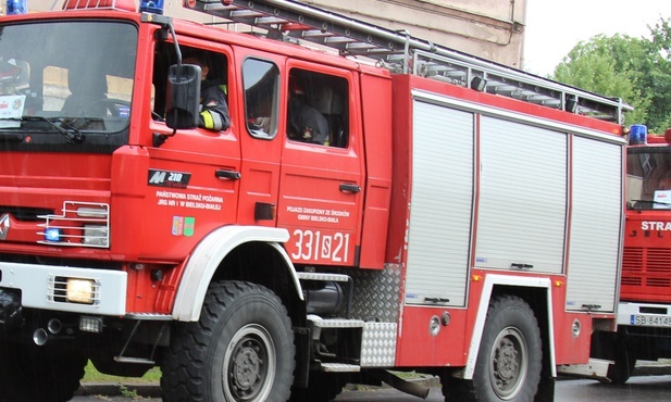 W trudnej akcji ratunkowej uczestniczy około 100 strażaków.