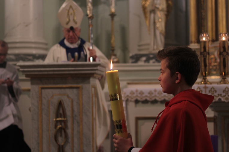 Roraty z bp. Andrzejem F. Dziubą w Makowie