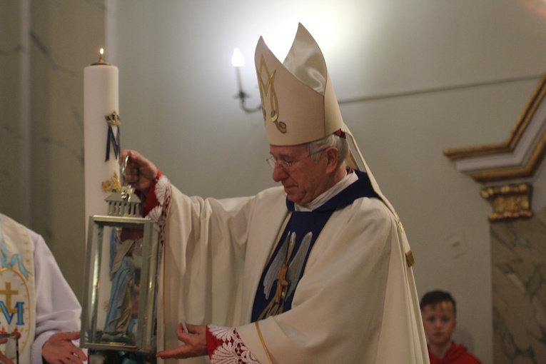 Roraty z bp. Andrzejem F. Dziubą w Makowie