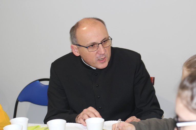 Roraty z bp. Andrzejem F. Dziubą w Makowie