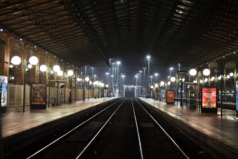 We Francji strajk generalny - stanęły pociągi i metro, zamknięto szkoły