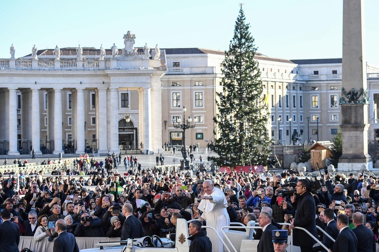 Papież: Symbole Bożego Narodzenia usuwane, zostają te banalne i komercyjne