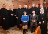Bp. Piotr Turzyński siedzi obok Adama Króla. Czwarty od lewej ks. Zenon Sala. Z prawej stoi Zbigniew Gretka.