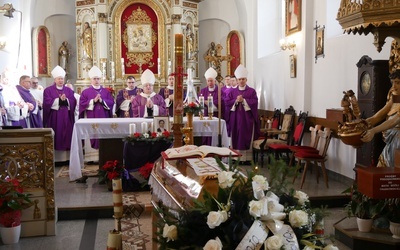 Msza św. pogrzebowa pod przewodnictwem abp. Sławoja Leszka Głódzia odbyła się w Sanktuarium Matki Bożej Trąbkowskiej.