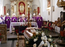 Msza św. pogrzebowa pod przewodnictwem abp. Sławoja Leszka Głódzia odbyła się w Sanktuarium Matki Bożej Trąbkowskiej.