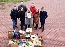 Młodzi z KSM Radoszyce i dary, które już wyjechały na Wschód.