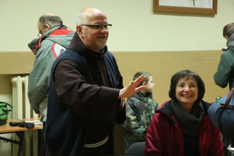 Poranne roraty dla dzieci u franciszkanów i wizyta św. Mikołaja