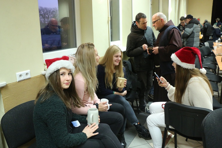 Poranne roraty dla dzieci u franciszkanów i wizyta św. Mikołaja