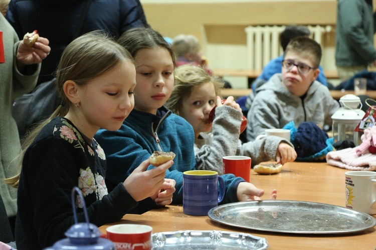 Poranne roraty dla dzieci u franciszkanów i wizyta św. Mikołaja