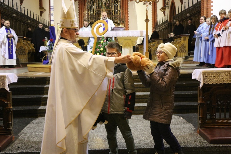 Poranne roraty dla dzieci u franciszkanów i wizyta św. Mikołaja