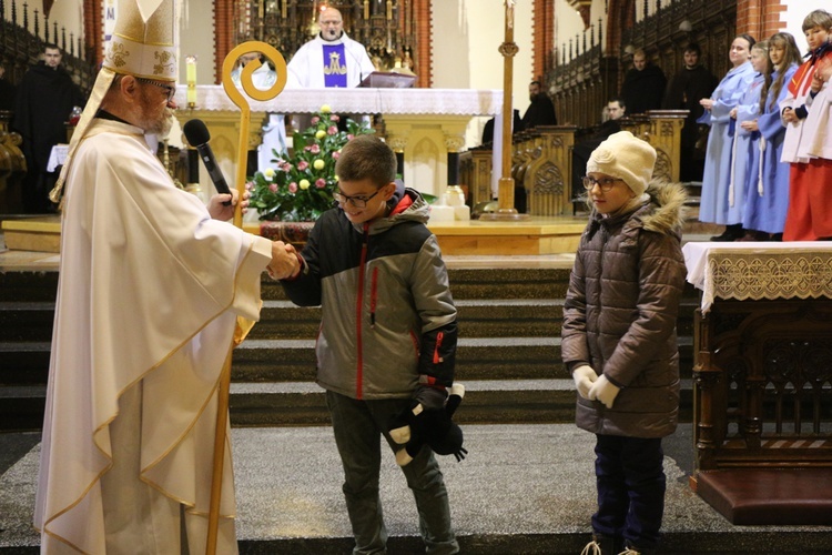 Poranne roraty dla dzieci u franciszkanów i wizyta św. Mikołaja