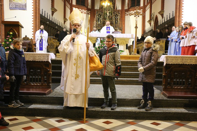 Poranne roraty dla dzieci u franciszkanów i wizyta św. Mikołaja