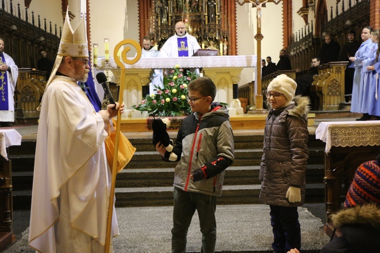 Poranne roraty dla dzieci u franciszkanów i wizyta św. Mikołaja