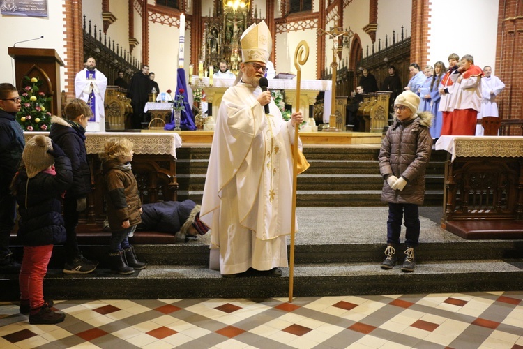 Poranne roraty dla dzieci u franciszkanów i wizyta św. Mikołaja